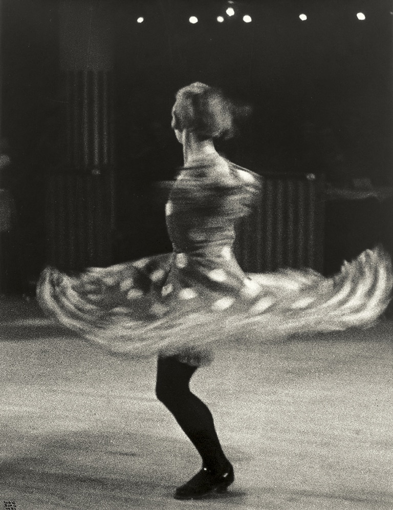 Ilse Bing, Bailarina de cancán, 1931. Galerie Karsten Greve. St. Moritz / Paris / Köln © Estate of Ilse Bing