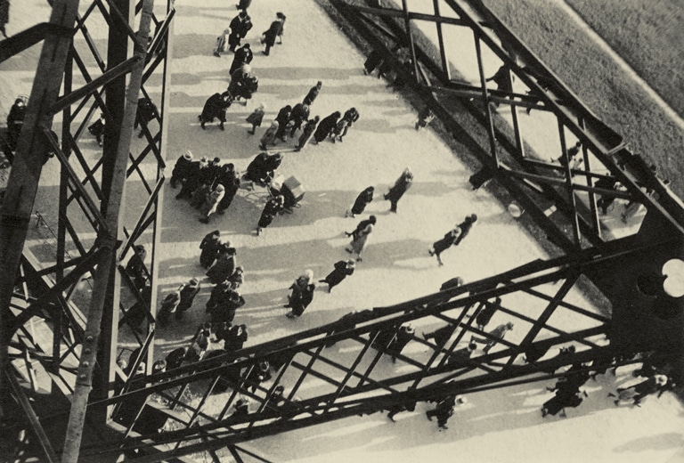 Ilse Bing, Campo de Marte desde la Torre Eiffel, 1931. Collection of Michael Mattis and Judith Hochberg, New York © Estate of Ilse Bing. Fotografía: Jeffrey Sturges