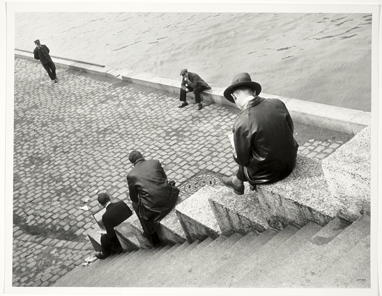 Three Men Sitting on the Steps by the Seine , 1931 International Center of Photography, Nueva York, Gift of Ilse Bing, 1991 © Estate of Ilse Bing