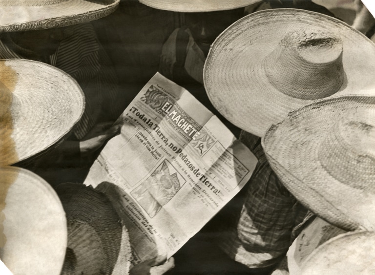 Tina Modotti Hombres leyendo «El Machete», ca. 1929 Colección y Archivo de Fundación Televisa