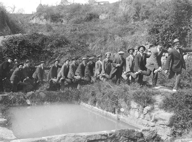 Grup d'homes al voltant d'un petit estany, 1910-1920<br />
Plata en gelatina a partir de negatiu de vidre<br />
Arxiu Nacional de Catalunya (ANC), Fons Antoni Rosal Grelon, Sant Cugat del Vallès