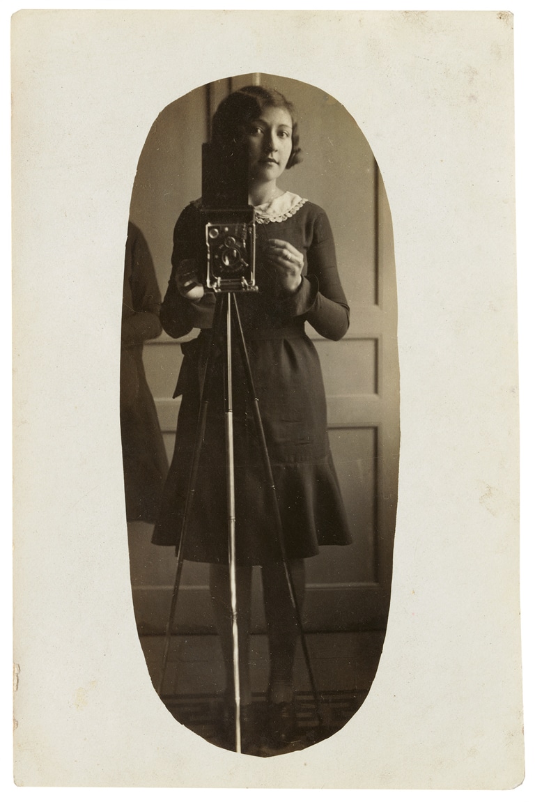 Autoría desconocida, Autorretrato de una joven con cámara y trípode frente a un espejo, ca. 1929-1935. Col·lecció Jordi Baron Rubí 