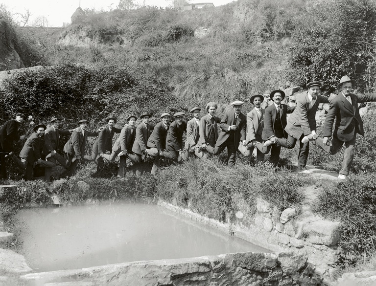 <strong>Antoni Rosal Grelon</strong> <em>Grup d’homes al voltant d’un petit estany</em>, dècades de 1910-1920. Arxiu Nacional de Catalunya (ANC), Fons Antoni Rosal Grelon, Sant Cugat del Vallès