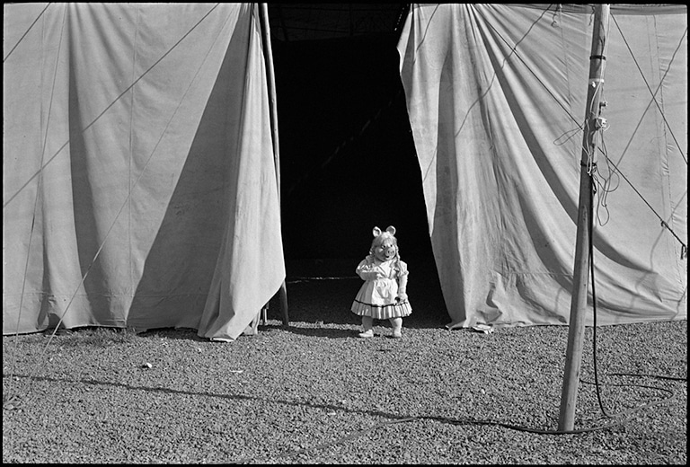 Paz Errázuriz, Miss Piggy I, Santiago, de la serie El circo, 1984 © Paz Errázuriz. Colecciones Fundación MAPFRE