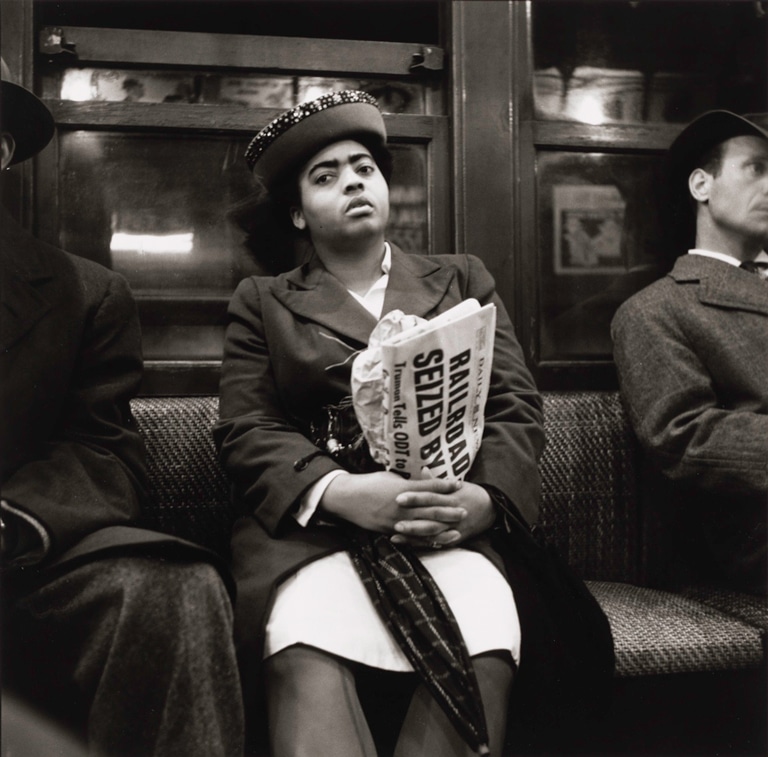 Louis Stettner, Woman Holding Newspaper, New York, 1946. Colecciones Fundación MAPFRE © Louis Stettner Estate