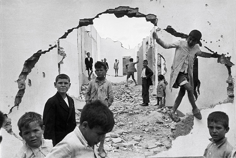 Henri Cartier-Bresson, Seville, Spain, 1933 © Fondation Henri Cartier-Bresson / Magnum Photos 