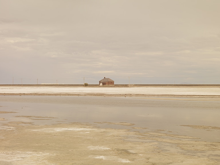 Hwy-80 (House near Wendover), UT, 2011<br />
[Interestatal 80 (Casa cerca de Wendover), Utah]<br />
De la serie «After the Rainbow»<br />
Colecciones Fundación MAPFRE<br />
© José Guerrero, VEGAP, Madrid, 2025