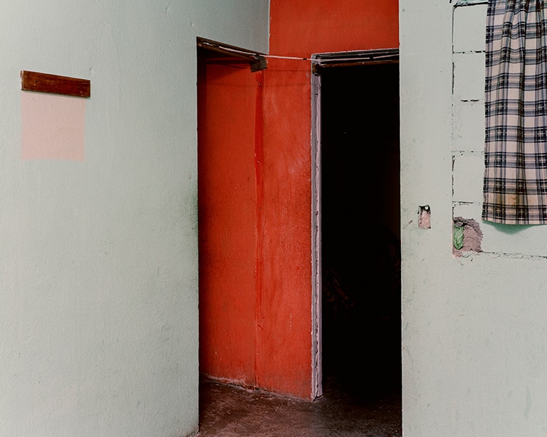 <strong>Felipe Romero Beltrán</strong> <em>Pared y dos puertas. Casa de Rebeca</em> Bravo © Felipe Romero Beltrán