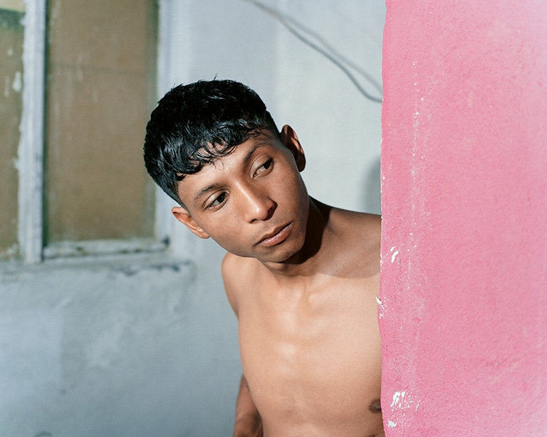 Amigo de El Friki y pared rosa © Felipe Romero Beltrán Felipe Romero. Bravo. Amigo de El Friki y pared rosa © Felipe Romero Beltrán