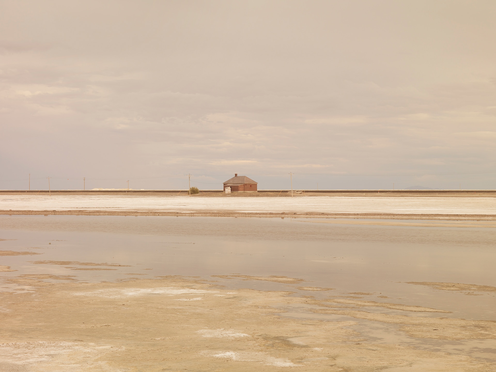 Hwy-80 (House near Wendover), UT [Interestatal 80 (Casa cerca de Wendover), Utah], 2011 De la serie «After the Rainbow» Colecciones Fundación MAPFRE © José Guerrero, VEGAP, Madrid, 2025