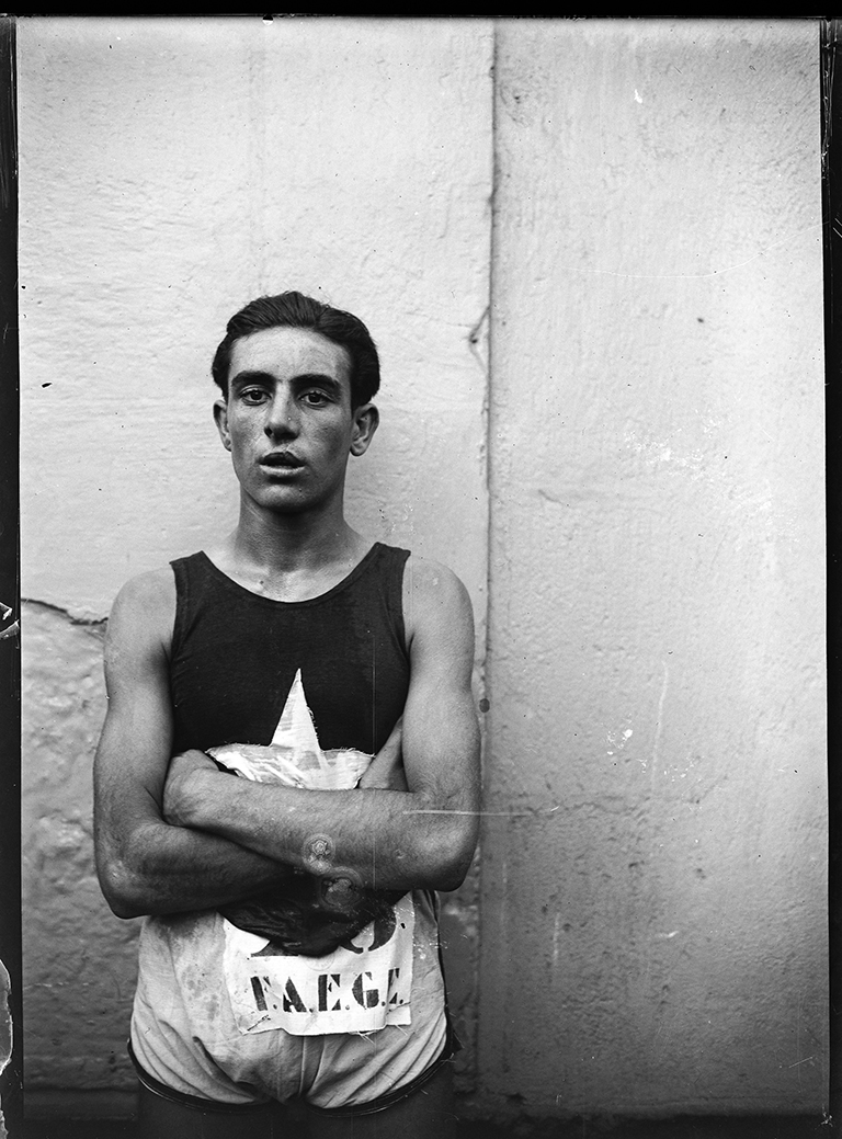 An athlete participates in the events organized by the FAEGE club in Barcelona, 1930-1936 Arxiu Fotogràfic de Barcelona / Arxiu família Puig Farran © Arxiu família Puig Farran