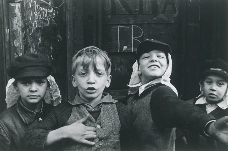 Helen Levitt<br />
New York, c.1940<br />
© Film Documents LLC, courtesy Zander Galerie, Cologne