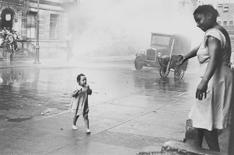 <strong>Helen Levitt</strong> New York, c. 1939 Impresión en gelatina de plata © Film Documents LLC, courtesy Zander Galerie, Cologne