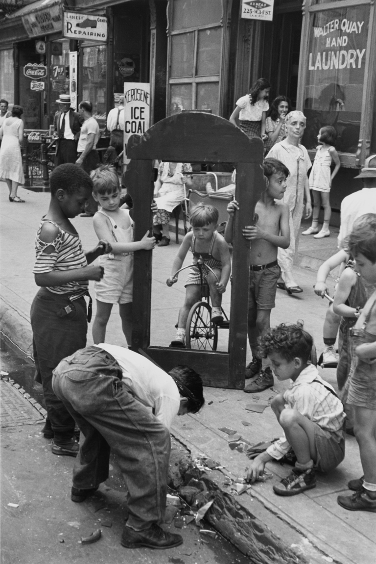 <strong>Helen Levitt</strong> New York, c. 1940 Impresión en gelatina de plata © Film Documents LLC, courtesy Zander Galerie, Cologne