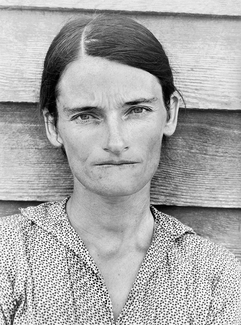 Walker Evans Alabama Tenant Farmer Wife (Allie Mae Burroughs, Hale County, Alabama), 1936  [Esposa d’un arrendatari agrícola d’Alabama (Allie Mae Burroughs, comtat de Hale, Alabama)]  Còpia d’època de gelatina de plata Col·lecció particular, San Francisco