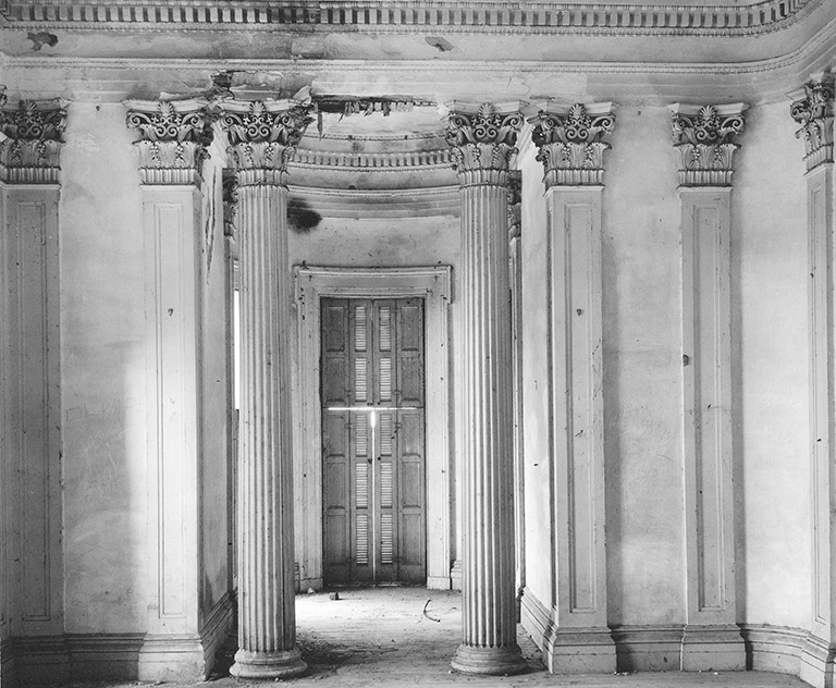 Walker Evans Breakfast Room, Belle Groove Plantation, White Chapel, Louisiana, 1935 [Sala d’esmorzar, plantació Belle Groove, White Chapel, Louisiana] Còpia d’època de gelatina de plata Col·leccions Fundación Mapfre