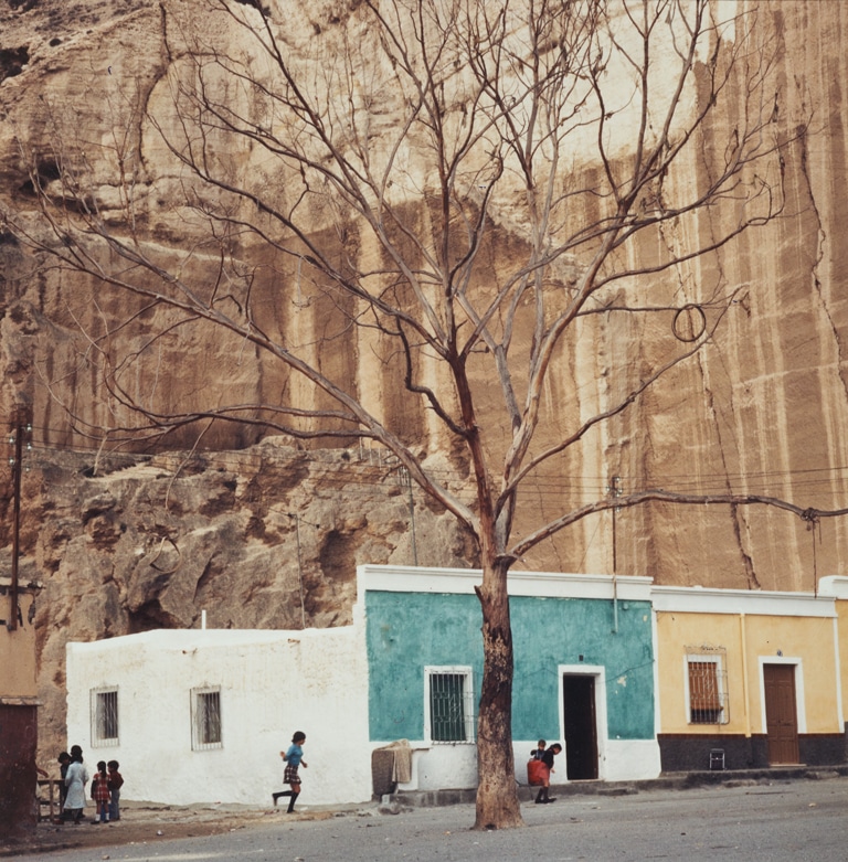 Pérez Siquier La Chanca, Almeria, 1963. Còpia d’època, impressió cromogènica sobre paper fotogràfic Fujichrome Col·leccions Fundación Mapfre © Pérez Siquier, VEGAP, Barcelona, 2026
